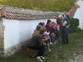 În Transilvania, Regele Charles a salutat sătenii, a primit flori și chiar s-a sărutat pe obraz cu oamenii (Foto: Edit Katai / AP / Profimedia)