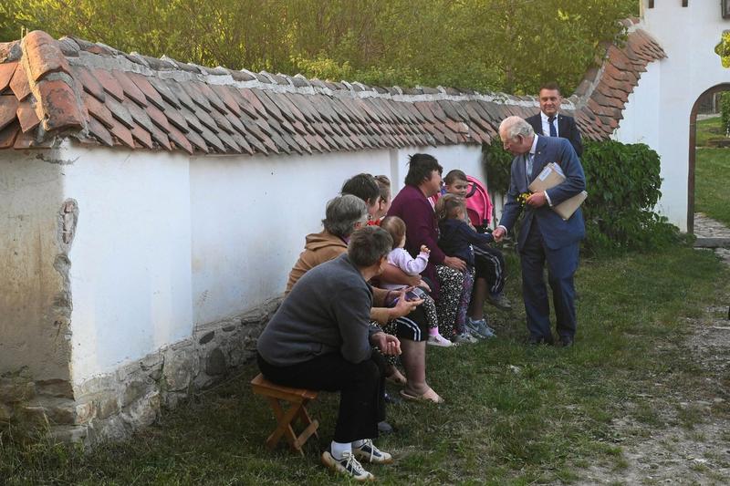 În Transilvania, Regele Charles a salutat sătenii, a primit flori și chiar s-a sărutat pe obraz cu oamenii (Foto: Edit Katai / AP / Profimedia)