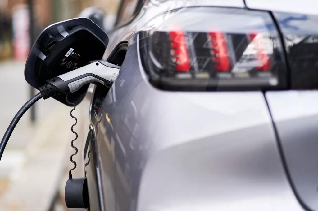 Belgienii de la ABEE construiesc în România o fabrică de baterii pentru maşinile electrice