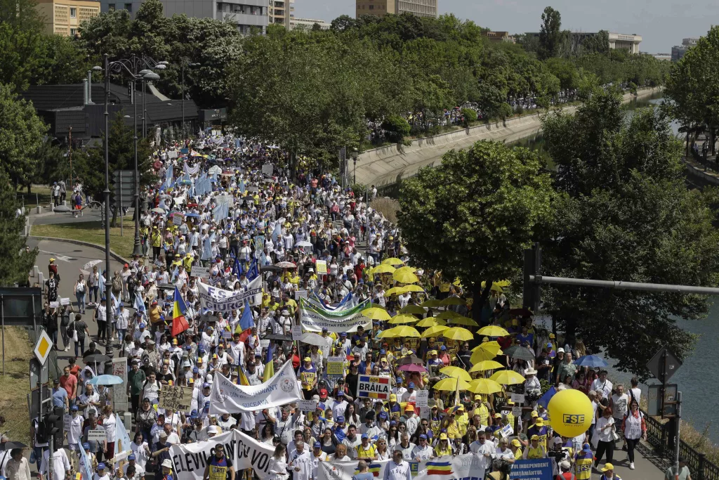 Greva profesorilor continuă. Sindicaliştii anunţă luni dacă renunţă la proteste