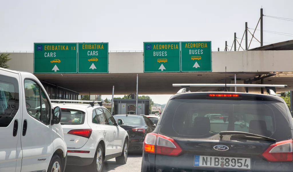 Două ore de așteptare pentru turiștii români ca să treacă frontiera în Grecia, în weekend
