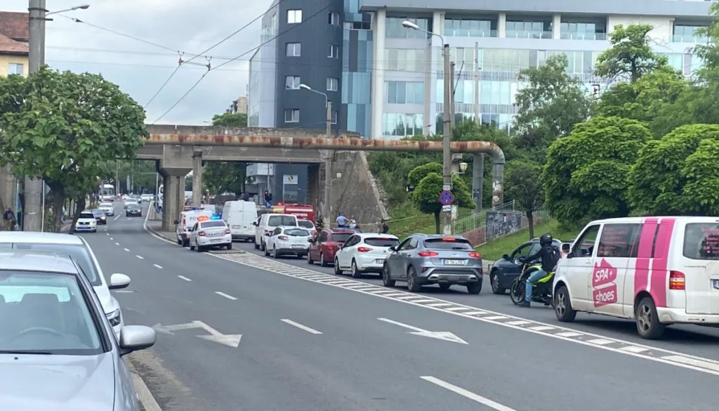 S-a aruncat de pe un pasaj și a căzut pe o mașină în mers