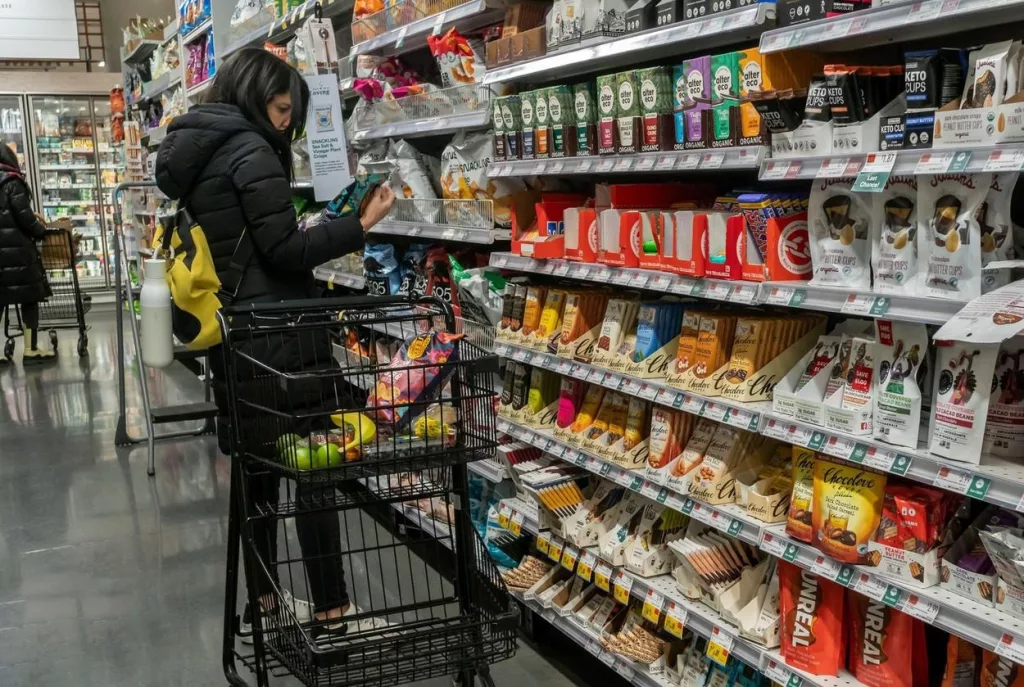 Premierul, discuţii cu retailerii pentru reducerea preţului la produse alimentare de bază