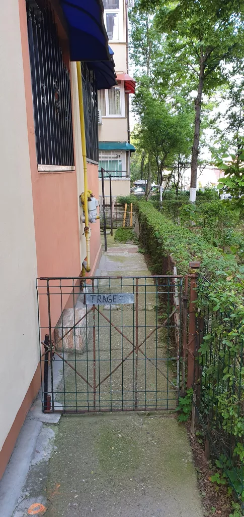 Un craiovean a închis aleea de lângă bloc