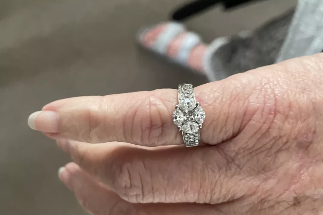 Un inel cu diamante ajuns în canalizare a fost recuperat după 13 ani