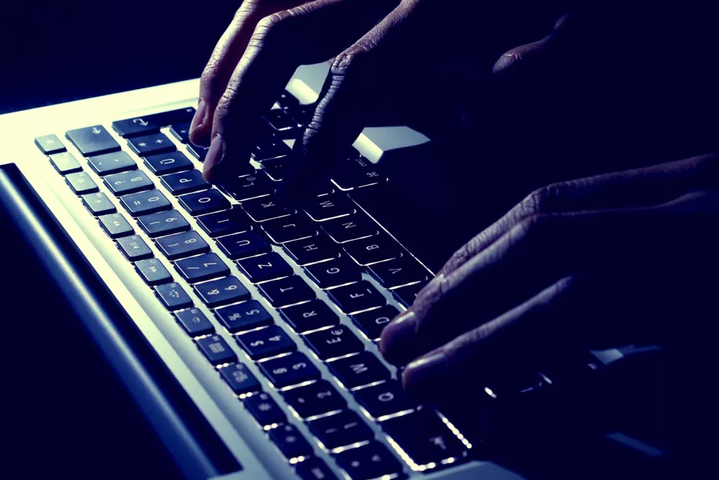 Gorj: Tineri anchetați pentru infracțiuni informatice