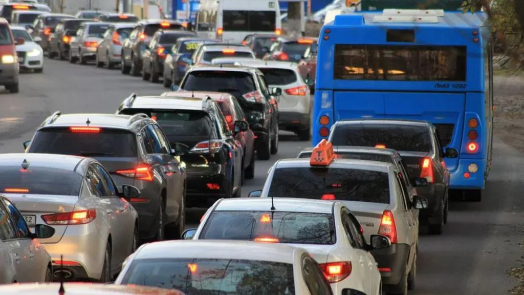 Coloană de mașini de 3 kilometri pe A1 la intrarea în Capitală