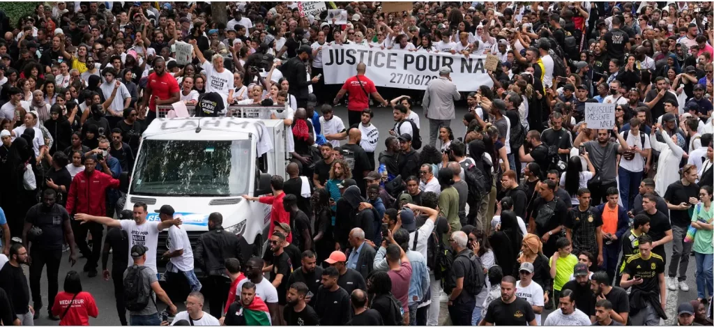 (VIDEO) Peste 400 de persoane, arestate în urma protestelor din Franța