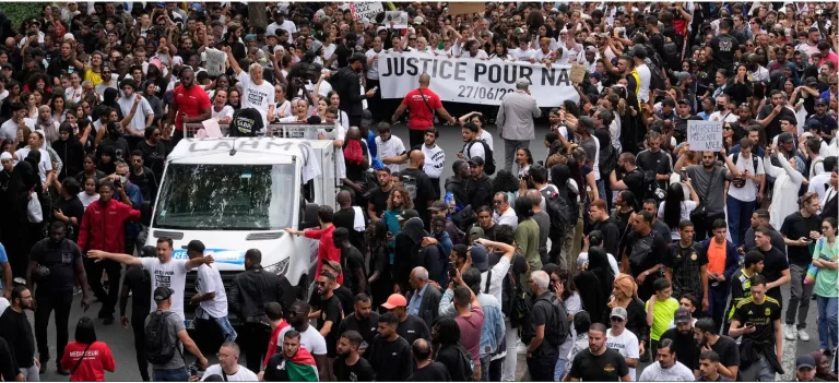 Peste 400 de persoane au fost arestate în urma protestelor din Franța