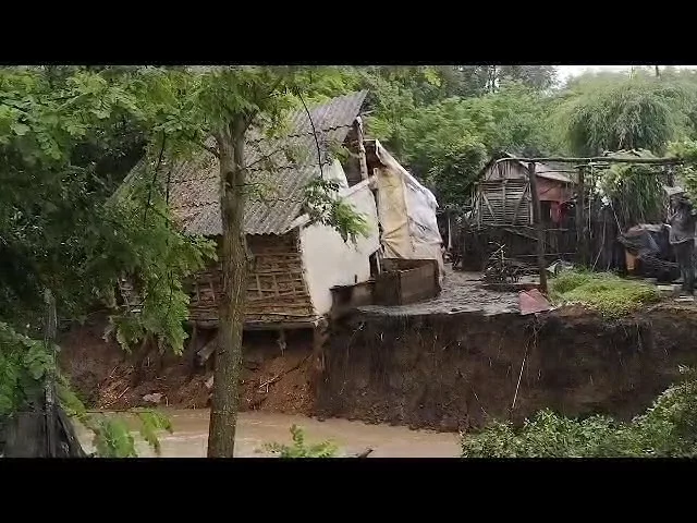 (VIDEO) Anexă gospodărească luată de ape în Grecești