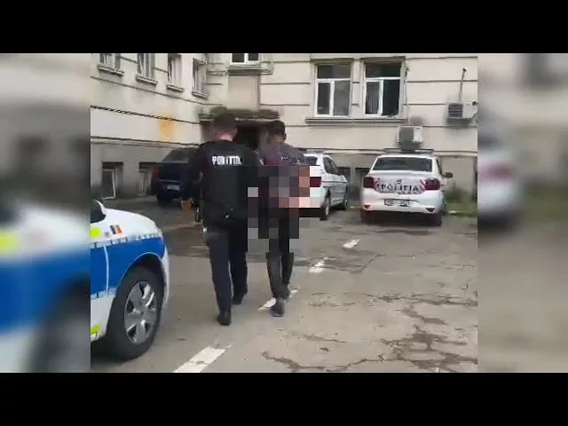 (VIDEO) Un tânăr violent, reținut de polițiștii doljeni