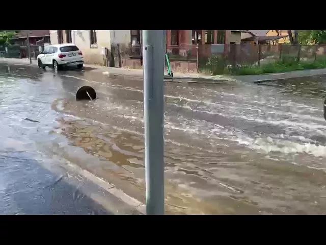Un lac s-a revărsat pe o stradă din Târgu Jiu