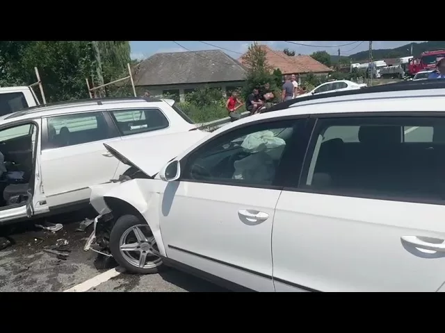 (VIDEO) Gorj: Două mașini s-au ciocnit la Bâlteni