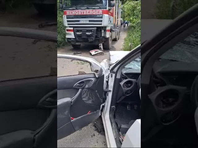 (VIDEO) Gorj: Un tânăr de 26 de ani a murit după ce a intrat cu mașina într-un camion