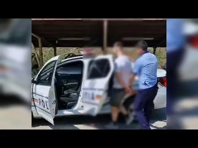 (VIDEO) Tânăr, reținut pentru lovire sau alte violenţe, şantaj, ameninţare şi distrugere