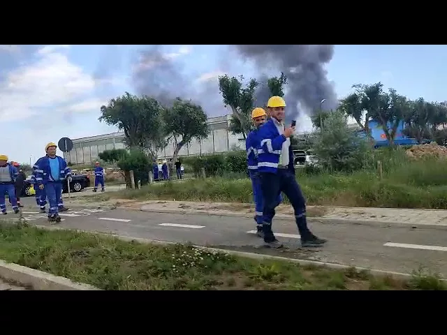 (VIDEO) Pompier rănit în timpul intervenției de stingere a incendiului de la Petromidia