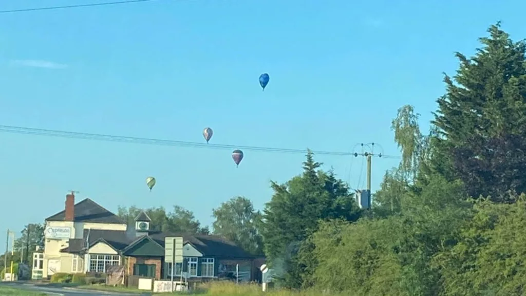 Un bărbat a murit, după ce balonul cu aer cald în care era a luat foc și s-a prăbușit