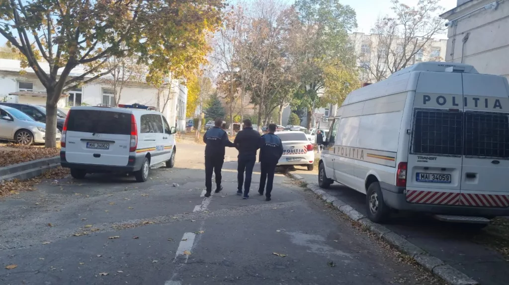 Bărbatul care a tâlhărit o femeie în scara unui bloc, condamnat cu executare