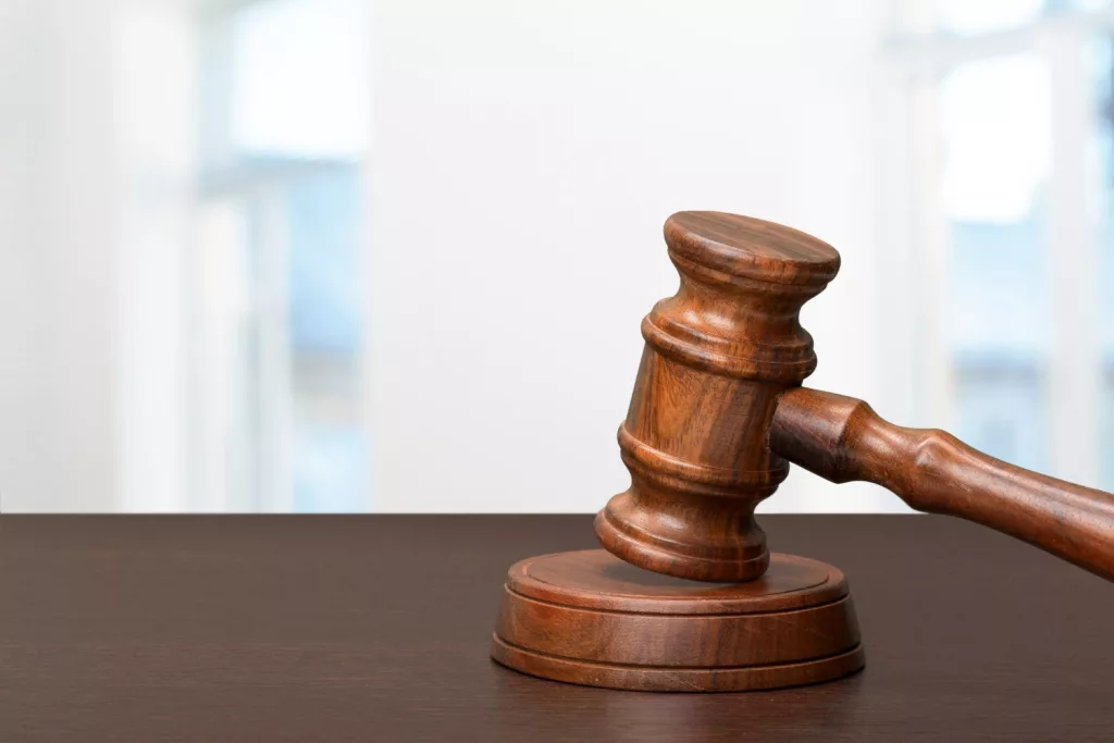 Bărbatul care şi-a violat două fiice vitrege, ambele rămânând însărcinate, a fost trimis în judecată