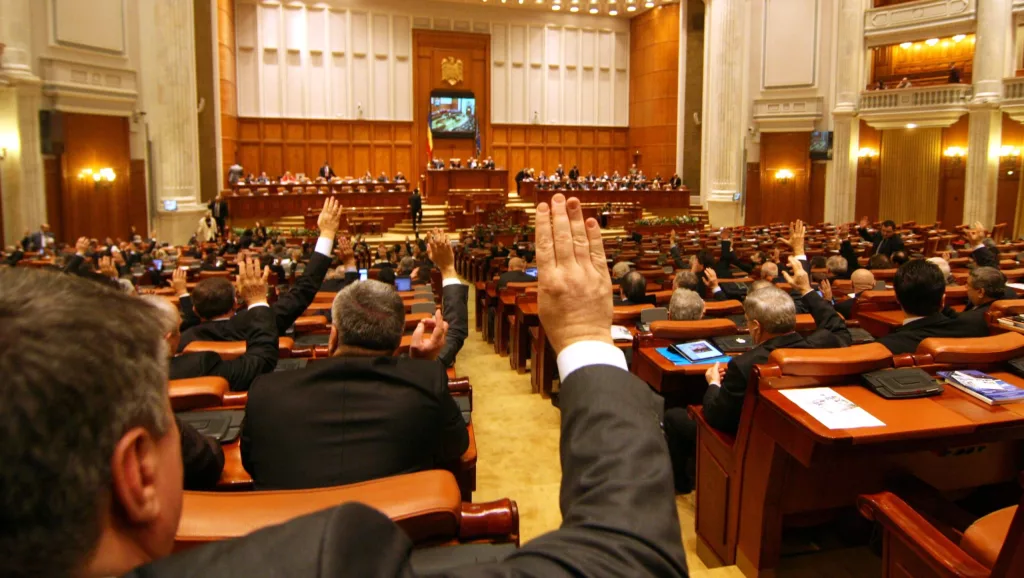 Proiectul de eliminare a pensiilor speciale ale parlamentarilor, adoptat