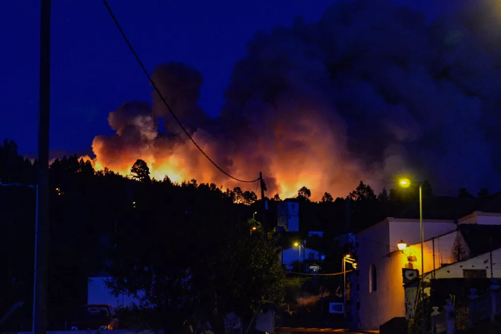 VIDEO Insulele Canare: Peste 2.000 de hectare au ars în câteva ore. 2.500 de persoane au fost evacuate