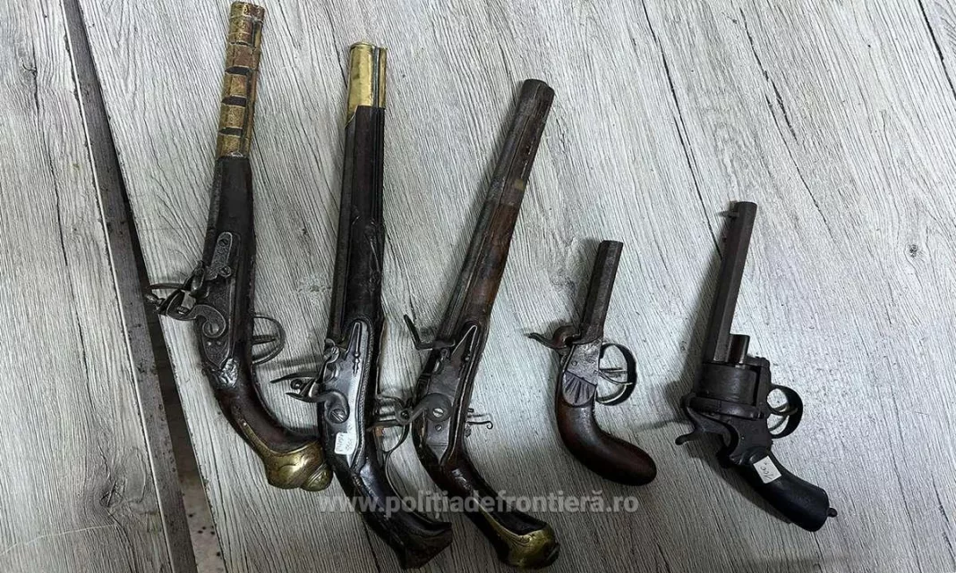 Arme nedeclarate, descoperite ascunse într-un microbuz la Nădlac II