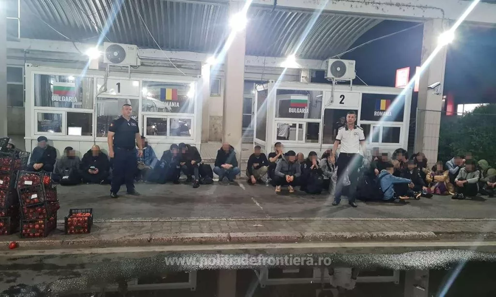 (VIDEO) 31 de sirieni găsiți ascunși într-un autocamion încărcat cu roșii
