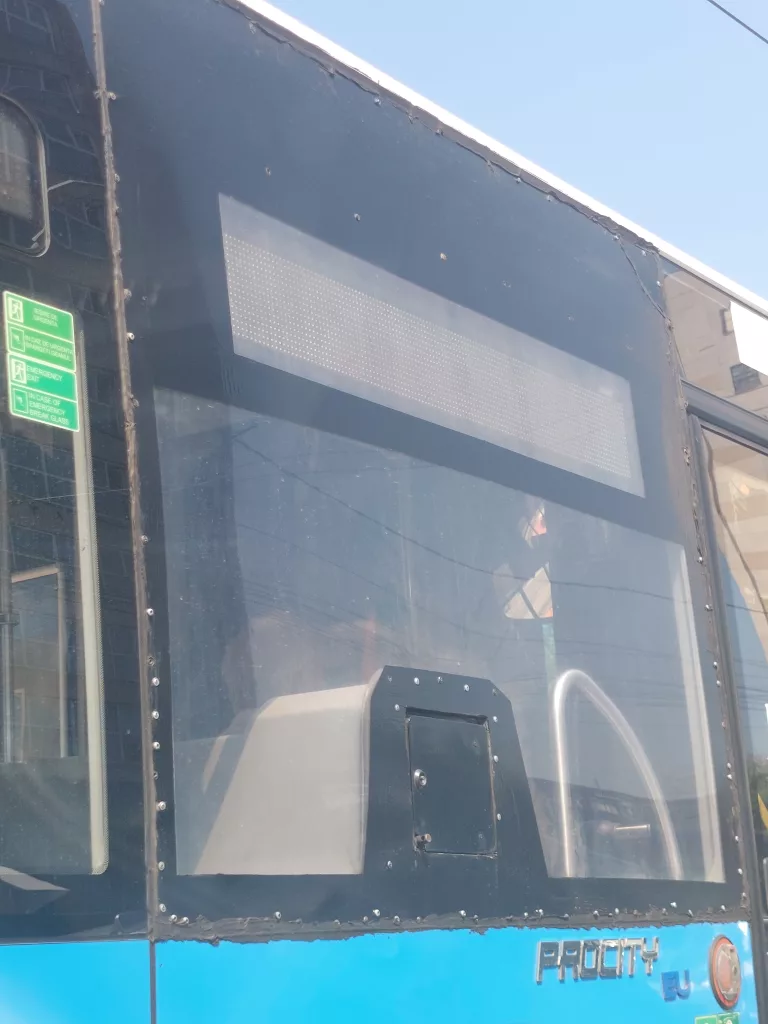 Plexiglas în loc de geam la unele autobuze din Craiova
