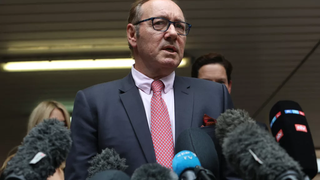 (VIDEO) Kevin Spacey , găsit nevinovat de agresiune sexuală