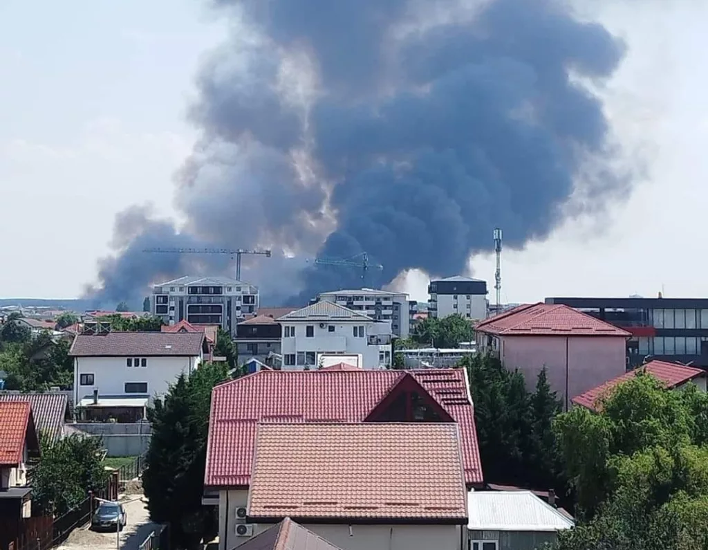 Incendiu puternic de vegetaţie în apropierea Bucureştiului