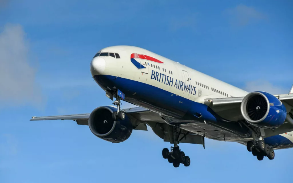 Un pasager beat a spart o sticlă în avion și a înjunghiat un bărbat