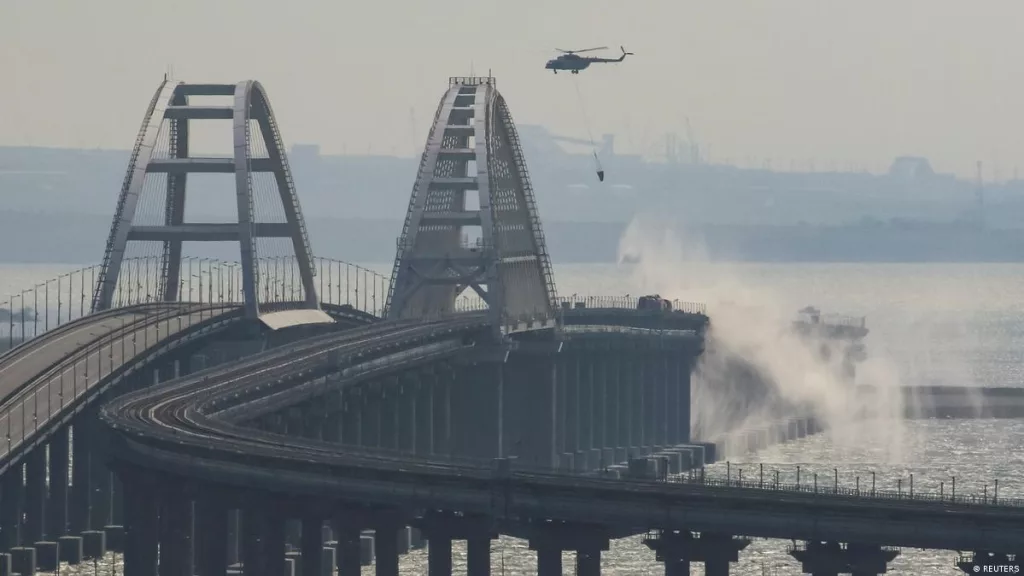 Cel puțin două explozii s-au produs pe podul din Peninsula Crimeea
