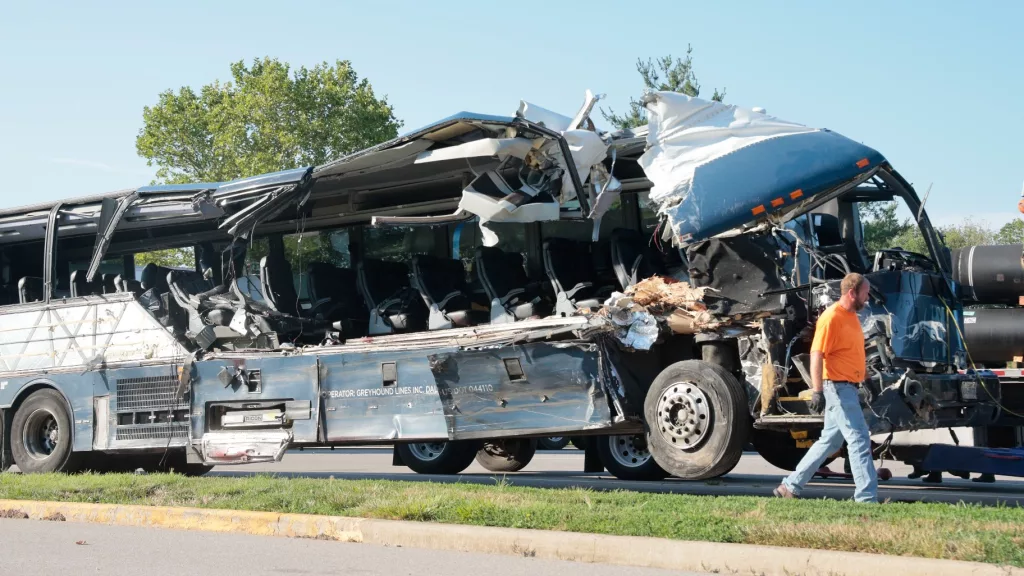 (VIDEO) Trei morți și 14 răniți în Illinois, după ce autobuzul Greyhound s-a ciocnit de trei camioane
