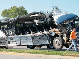 SUA: Un autobuz cu pasageri s-a ciocnit cu trei camioane parcate
