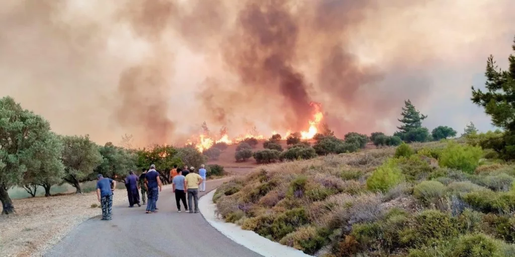 Panică în Rhodos: Mii de oameni evacuaţi din cauza unui incendiu scăpat de sub control