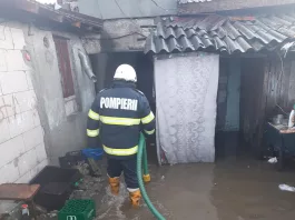 Case și grădini inundate în județul Vâlcea