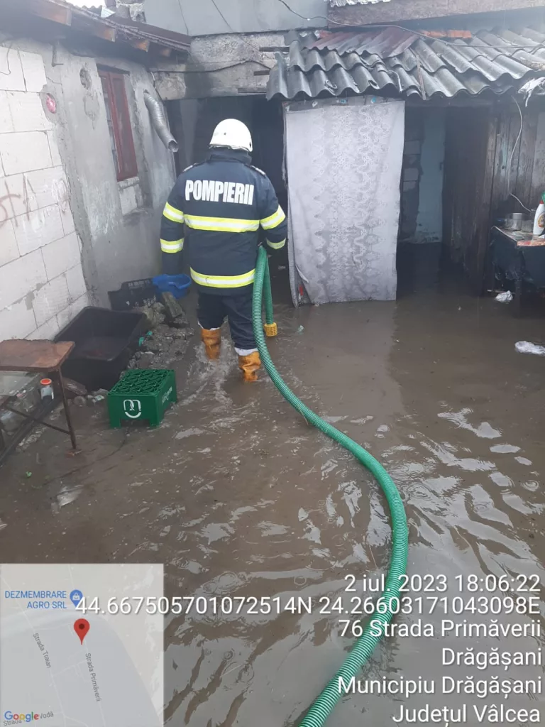 Case și grădini inundate în județul Vâlcea