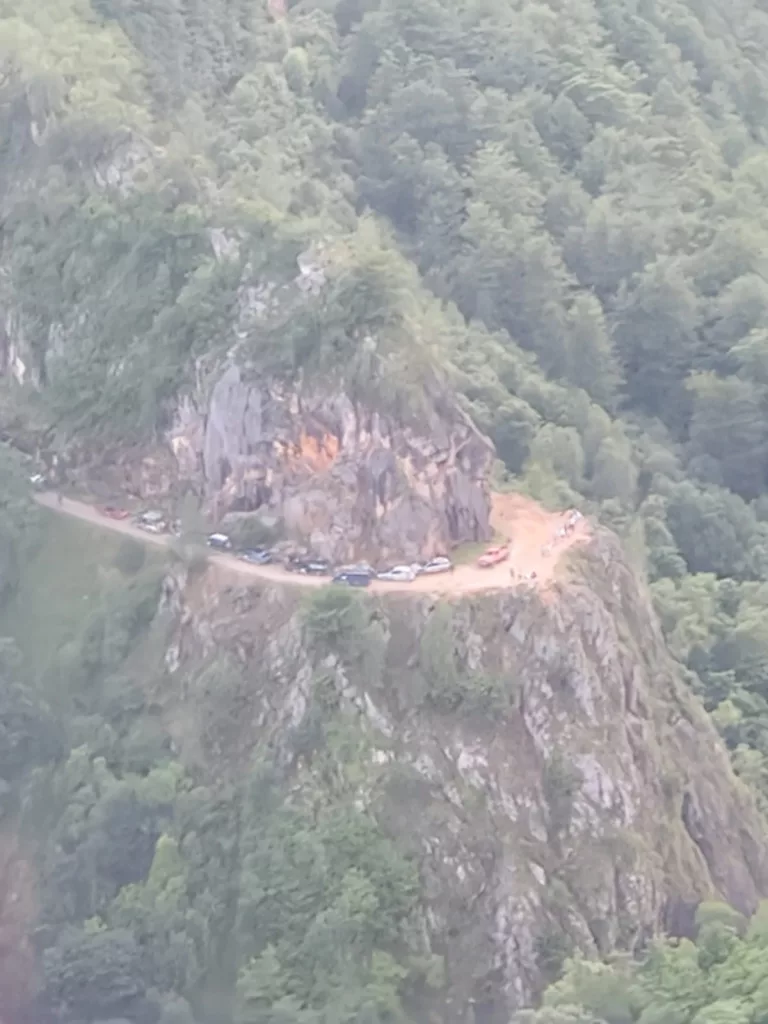 (VIDEO) Zeci de mașini, blocate în zona Câmpul lui Neag. Au acționat salvatori din trei județe