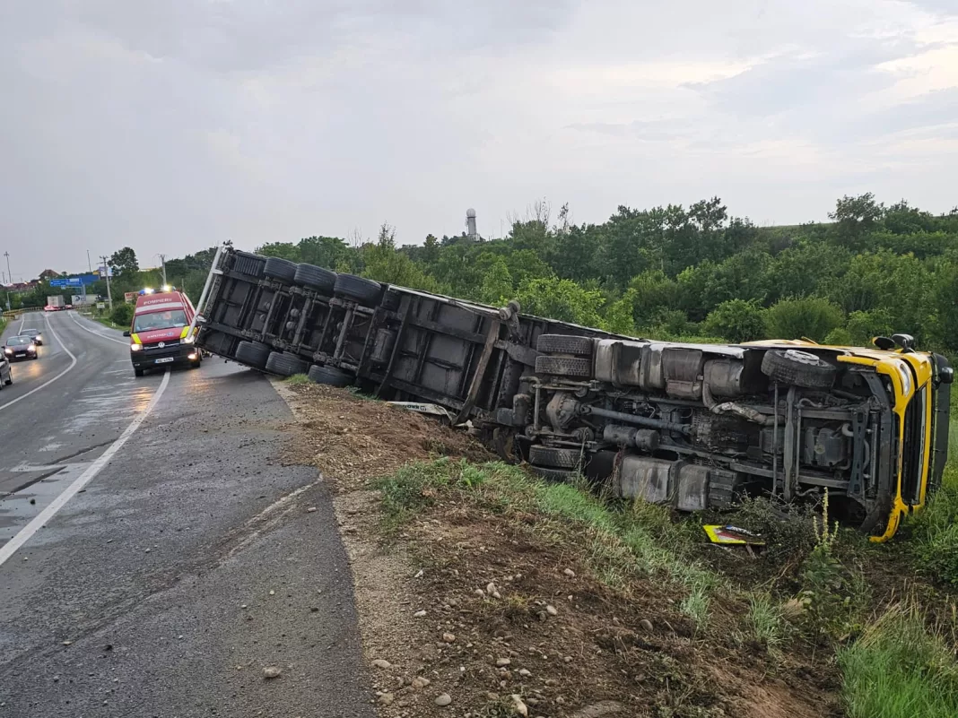 Craiova: Tir răsturnat pe Centura de Nord