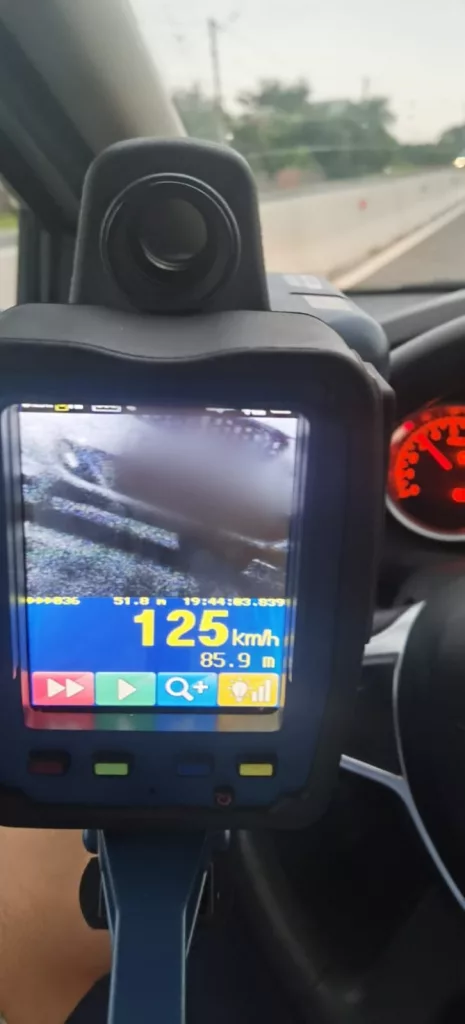 Vâlcea: Prins conducând cu 125 km/h