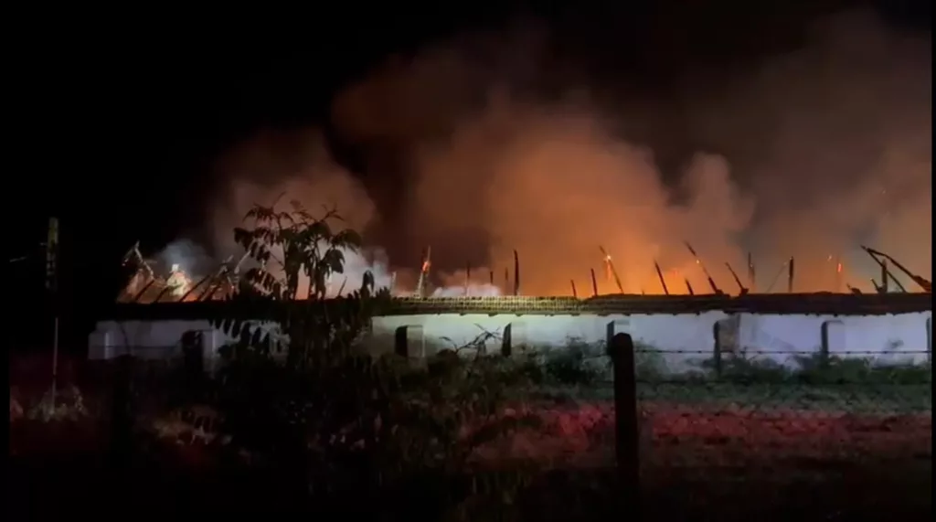 (VIDEO) Clădire de 600 de metri pătrați, distrusă într-un incendiu la Drăguțești
