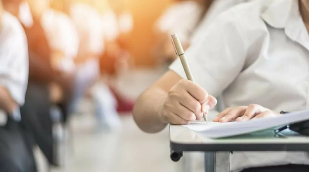 Instanţa i-a spus „pas“ elevului de la Carol I eliminat de la bac
