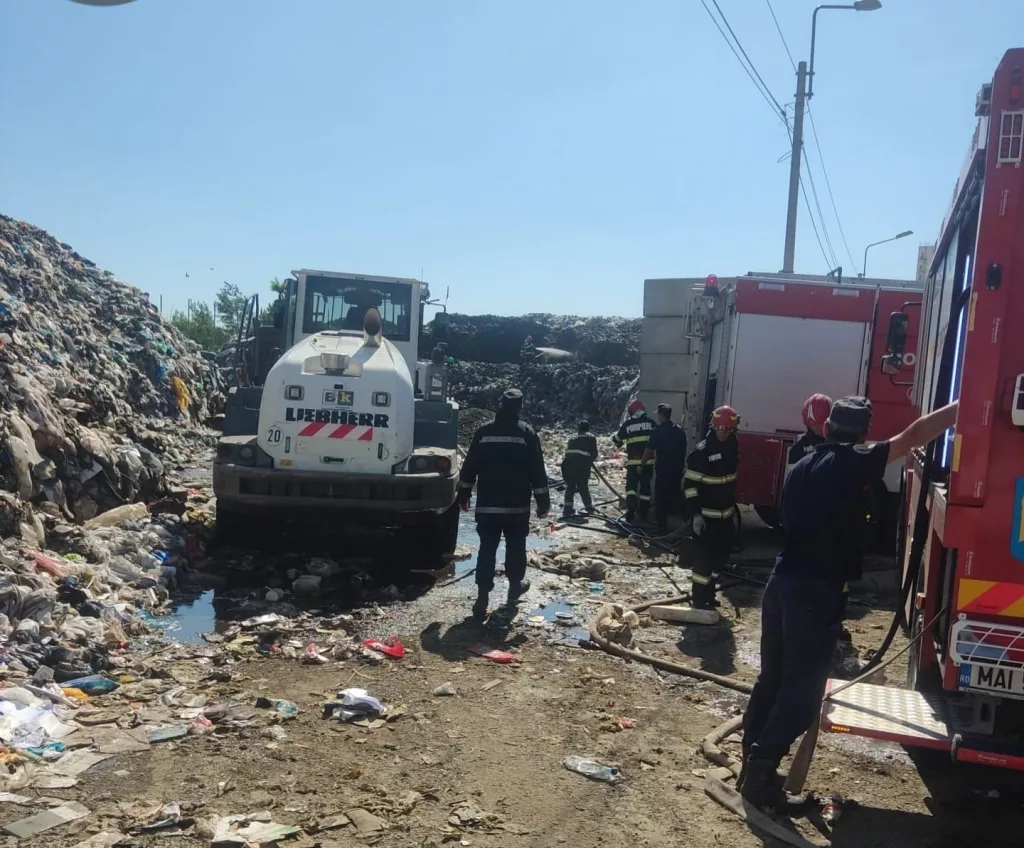 (VIDEO) Mehedinți: Incendiu la un depozit de sortarea deșeurilor