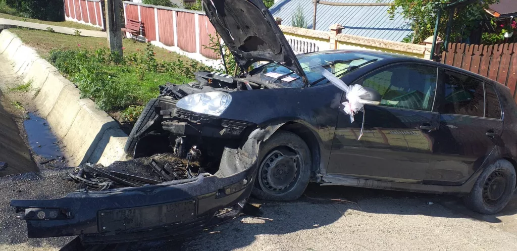 O vâlceancă a intrat cu mașina într-un cap de pod