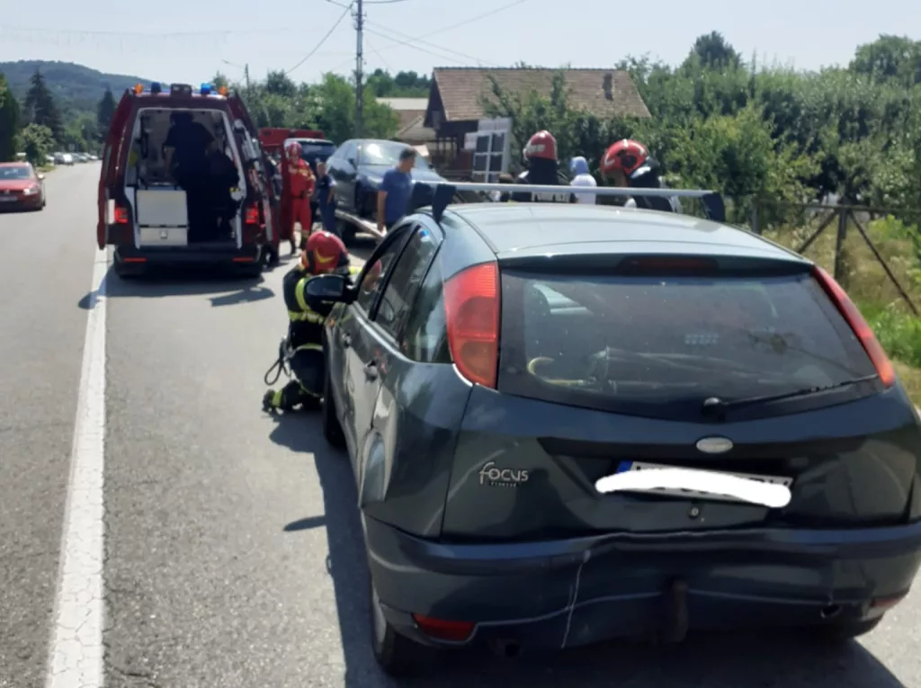 Vâlcea: Coliziune între 2 autoturisme și o autoplatformă. O persoană, rănită