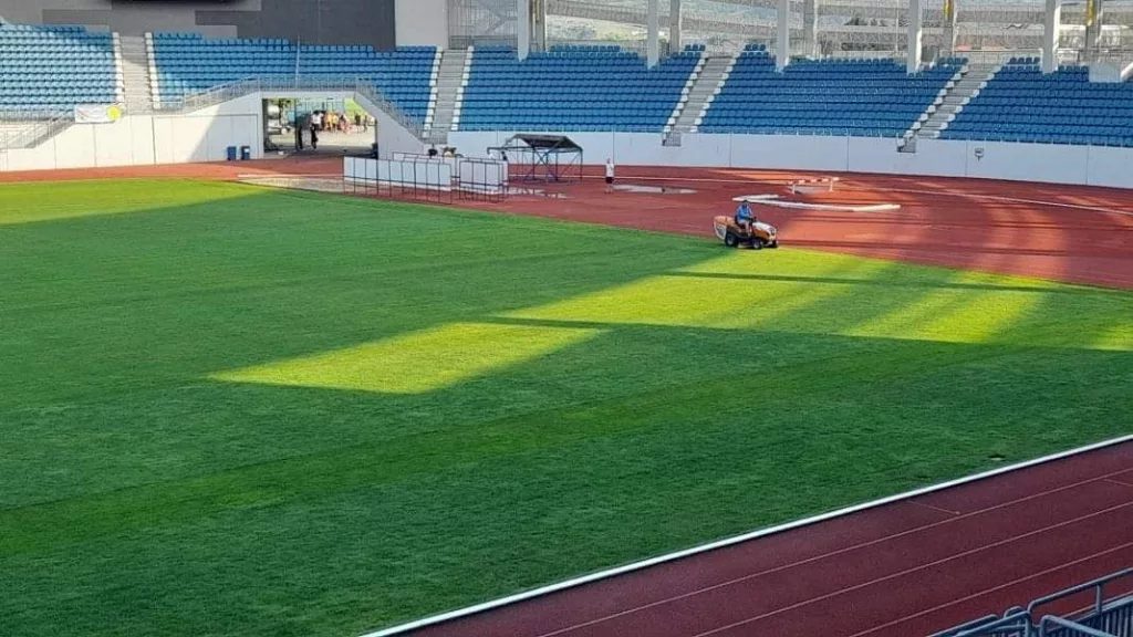 Târgu Jiu: A fost refăcut gazonul înaintea meciului dintre FCU – FCSB