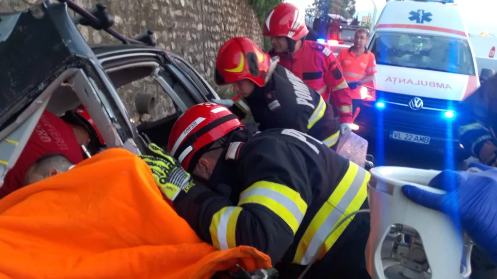Vâlcea: Coliziune între un autoturism și un autotren. Două persoane, rănite