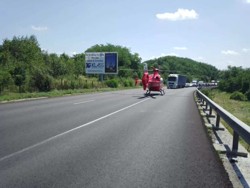 (VIDEO) Vâlcea: Cinci persoane, dintre care 2 minori și o femeie însărcinată, rănite într-un accident
