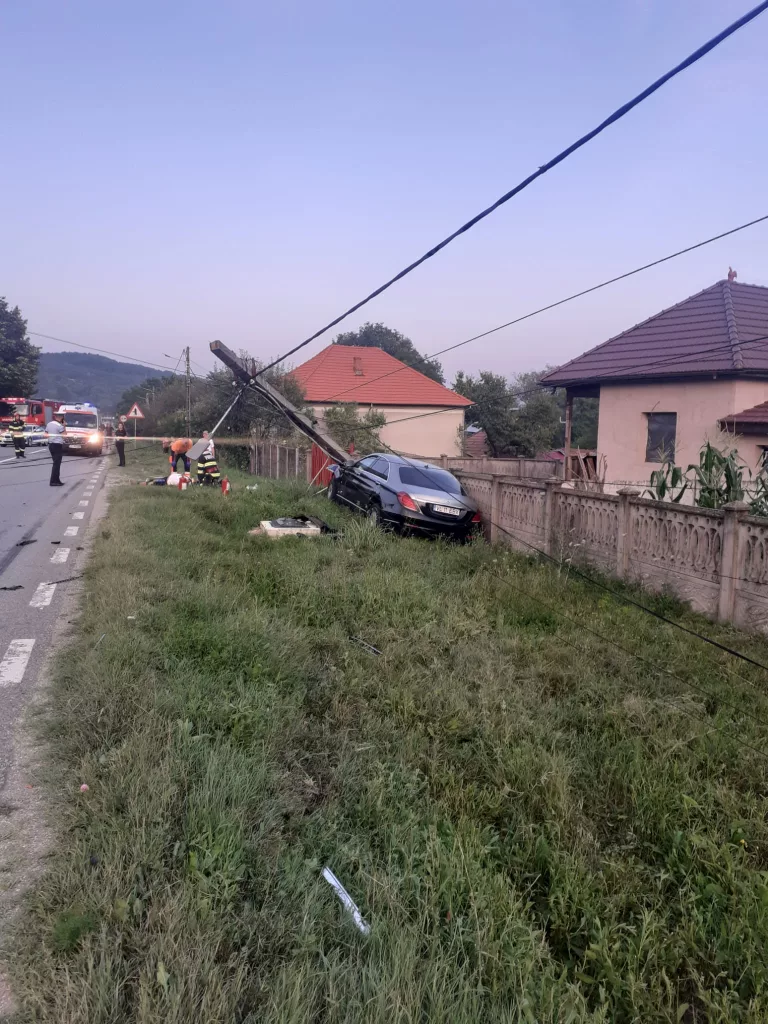Coliziune între trei autoturisme la Buneşti. Trei persoane, rănite