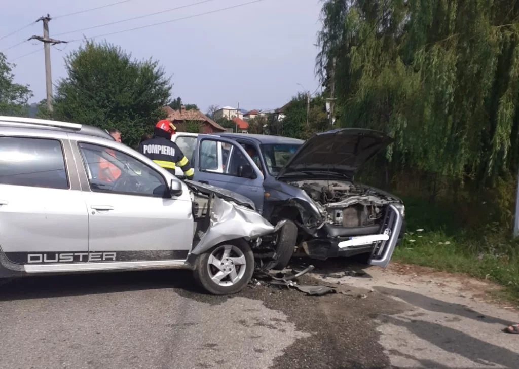 Două autoturisme s-au ciocnit la Vaideeni. O persoană, rănită